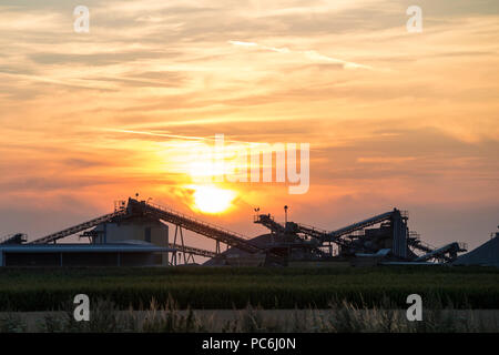 Colorato tramonto su un paesaggio industriale, l'Europa. Foto Stock