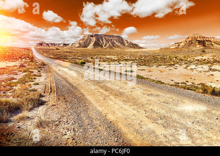 Viaggi e avventure attraverso remote panoramico paesaggio deserto.bellissimo tramonto nel deserto e paesaggio stradale .Tramonto New Scenic 5 posti Foto Stock