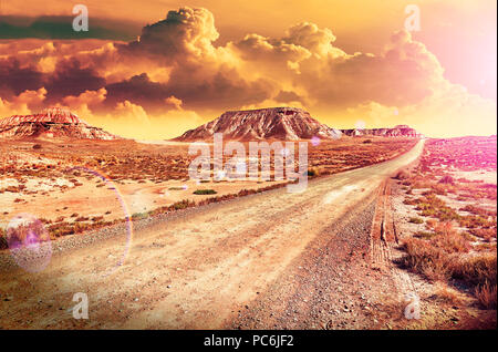 Viaggi e avventure attraverso remote panoramico paesaggio deserto.bellissimo tramonto nel deserto e paesaggio stradale .Tramonto New Scenic 5 posti Foto Stock