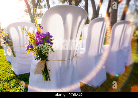 Mazzo di fiori e sedie. Romantico e celebrazione di lusso. Outdoor decorazioni per matrimoni Foto Stock