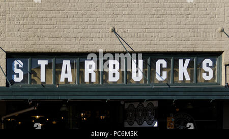 SEATTLE, WA, Stati Uniti d'America - 24 Luglio: segno oltre l'originale negozio Starbucks a 2000 Western Avenue sulla luglio 24, 2018 a Seattle, Washington. Foto Stock