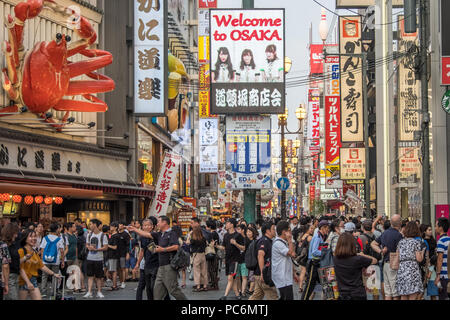 Benvenuto a Osaka: una strada per lo shopping con un granchio gigante nell'area Dotonbori di Osaka, in Giappone. Foto Stock