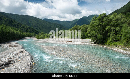 Il Azusa-gawa river nel nord Alpi Giapponesi in prossimità di Kamikochi. Foto Stock