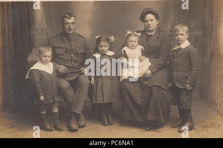 Vintage Preston fotografia di una guerra mondiale di un soldato e la sua famiglia Foto Stock
