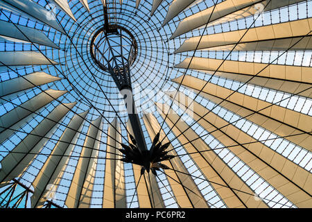 Spettacolare tetto del Sony Center, un Sony sponsorizzato il complesso edilizio si trova a Potsdamer Platz a Berlino, Germania. Foto Stock