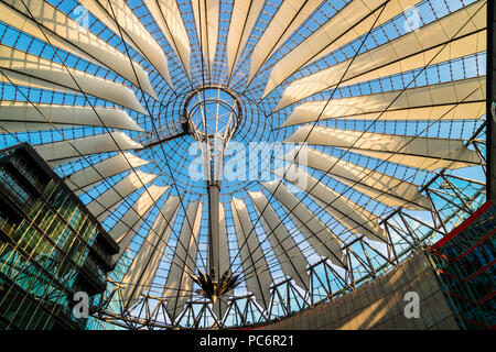 Spettacolare tetto del Sony Center, un Sony sponsorizzato il complesso edilizio si trova a Potsdamer Platz a Berlino, Germania. Foto Stock
