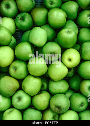 Mele Top View Pattern con fresche mele verdi sul mercato contatore Close-up foto Foto Stock
