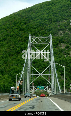 Bear Mountain ponte di sospensione, nello Stato di New York, Stati Uniti d'America in linea di automobili per pagare il costo pedaggio Foto Stock