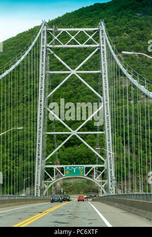 Bear Mountain ponte di sospensione, nello Stato di New York, Stati Uniti d'America in linea di automobili per pagare il costo pedaggio Foto Stock