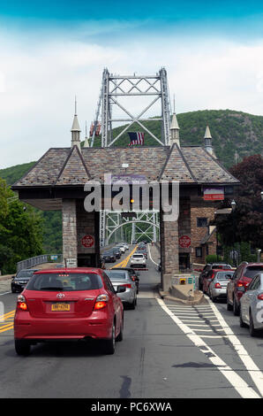 Bear Mountain ponte di sospensione, nello Stato di New York, Stati Uniti d'America in linea di automobili per pagare il costo pedaggio Foto Stock