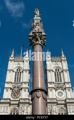 La guerra di Crimea e ammutinamento indiano colonna commemorativa di fronte a una grande porta occidentale della Abbazia di Westminster a Londra, Inghilterra, Regno Unito Foto Stock