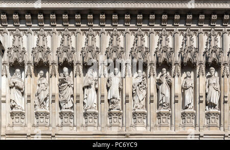 Statue se 10 martiri del XX secolo sulla facciata ovest della Abbazia di Westminster a Londra, Inghilterra, Regno Unito Foto Stock