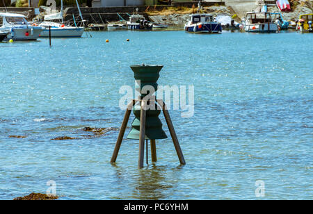 La campana di marea a Cemaes Bay sull'Isola di Anglesey, Galles del Nord, Regno Unito. Preso il 17 luglio 2018. Foto Stock