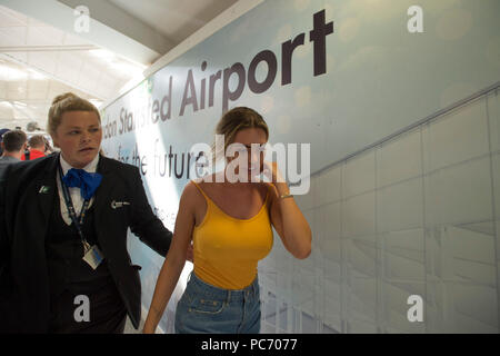 Amore isola contestant Megan Barton Hanson arriva all'Aeroporto di Stansted in Essex dopo la finale del reality show televisivo in cui Dani Dyer e Jack Fincham venivano incoronati vincitori 2018. Foto Stock