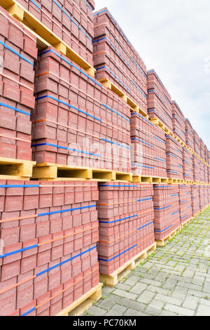 Alta cataste di pietre su pallet come stock di società Foto Stock