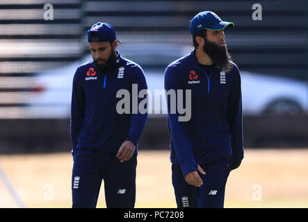 L'Inghilterra del Moeen Ali (a destra) e Adil Rashid durante una sessione di reti a Edgbaston, Birmingham. Foto Stock