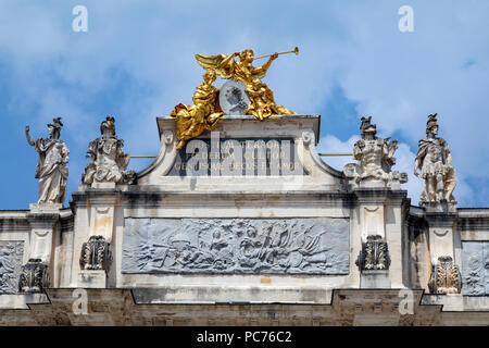 Statue sul Arc qui - Stanislas posto nel centro storico della città di Nancy in Francia. Un sito Patrimonio Mondiale dell'UNESCO. Foto Stock