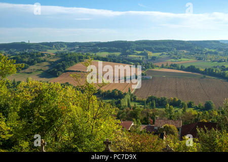 Ampie vedute del fiume Lot e la circostante campagna Agenais dalla collina chiesa di Notre Dame de Peyragude a penne d'Agenais e Lot et Garonne, Francia. Foto Stock