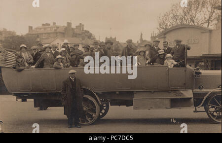 Vintage fotografia di una Hall & Figli di Shrewton, Wiltshire Charabanc a Bournemouth Dorset, Inghilterra in 1920 Foto Stock