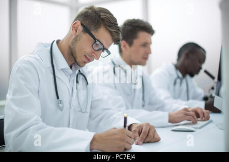 Il gruppo di medici condurre studi di laboratorio Foto Stock