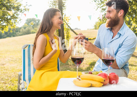 Giovane donna di accettare con gioia e commozione la proposta di matrimonio Foto Stock