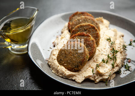Falafel e hummus su sfondo scuro Foto Stock