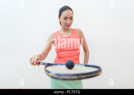 Close-up di una gomma pallina cava sulla nuova racchetta da squash di montare donna Foto Stock