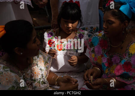 Mestizas preparare cibo e rendendo tortillas all altare contest di Hanal Pixan (Giorno dei Morti) nel centro di Merida, Yucatan, Messico. Foto Stock