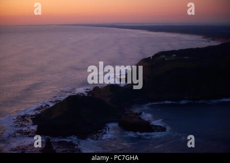 Il Cape Schack Faro sulla Penisola di Mornington al crepuscolo Foto Stock