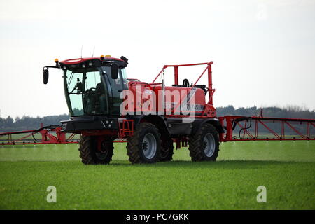 A SAM - Sands Agricultural Machinery - irroratrice semovente. Visto qui applicando fertilizzante / fertilizzante ad un raccolto giovane nel Regno Unito. Foto Stock