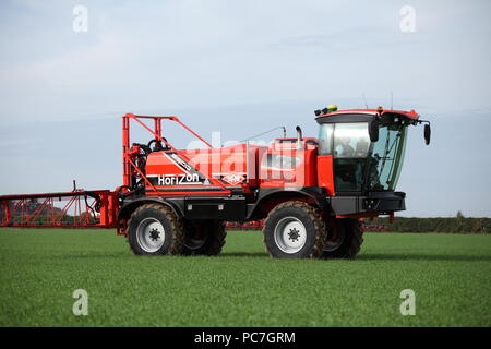 A SAM - Sands Agricultural Machinery - irroratrice semovente. Visto qui applicando fertilizzante / fertilizzante ad un raccolto giovane nel Regno Unito. Foto Stock