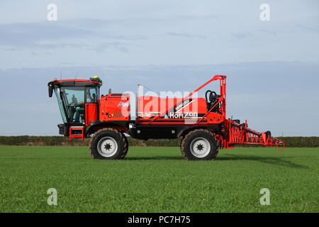 A SAM - Sands Agricultural Machinery - irroratrice semovente. Visto qui applicando fertilizzante / fertilizzante ad un raccolto giovane nel Regno Unito. Foto Stock