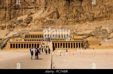 I turisti alla camera mortuaria Tempio di Hatshepsut, Valle dei Re, Luxor, Egitto, Africa Foto Stock