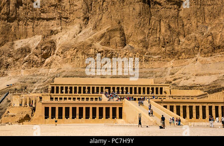 Uomo di eseguire handstand fotografata al tempio mortuario di Hatshepsut, Valle dei Re, Luxor, Egitto, Africa Foto Stock