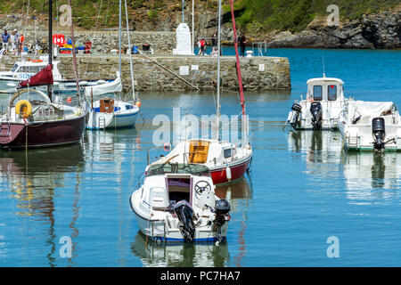 Una vista attraverso il porto a Cemaes Bay sull'Isola di Anglesey, Galles del Nord, Regno Unito. Preso il 17 luglio 2018. Foto Stock