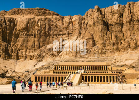 I turisti alla camera mortuaria Tempio di Hatshepsut, Valle dei Re, Luxor, Egitto, Africa Foto Stock