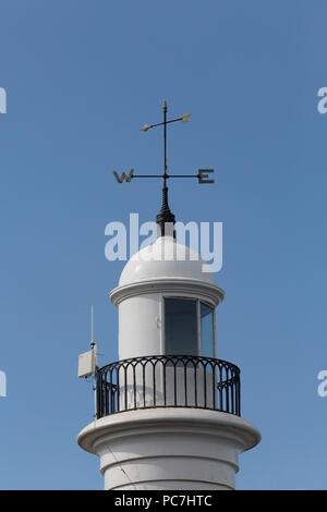 Una banderuola cime bianche a lighhouse Cliffe Park a Seaburn su un giorno di estate Sunderland, Inghilterra Foto Stock