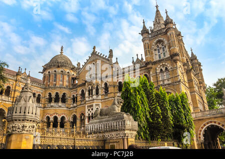 Chhatrapati Shivaji Terminus stazione ferroviaria in precedenza noto come Victoria Terminus è un indaffarato storica stazione ferroviaria. È patrimonio mondiale dell'UNESCO. Foto Stock