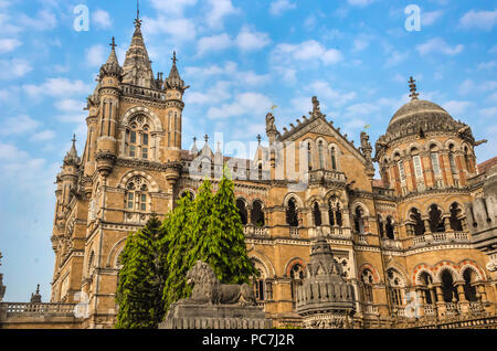 Chhatrapati Shivaji Terminus stazione ferroviaria in precedenza noto come Victoria Terminus è un indaffarato storica stazione ferroviaria. È patrimonio mondiale dell'UNESCO. Foto Stock