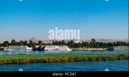 Ormeggiato sul fiume turistiche navi da crociera sul fiume Nilo in Egitto, Africa, inattivo a causa di crisi nel settore del turismo Foto Stock