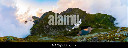 Panorama dei Monti Fagaras della Romania. stupendo paesaggio con lago glaciale Capra, vista da sopra Foto Stock