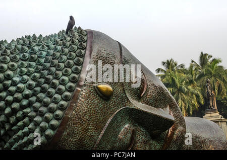 Statua di Buddha in testa il giardino del Principe di Galles Museum, ora noto come Chhatrapati Shivaji Maharaj Museum, Mumbai, Maharashtra, India. Foto Stock