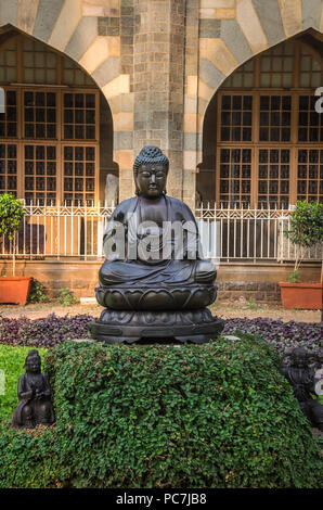 Statua di Buddha nel giardino del Principe di Galles Museum, ora noto come Chhatrapati Shivaji Maharaj Museum, Mumbai, Maharashtra, India. Foto Stock