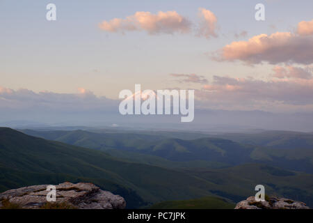 Elbrus a sunrise. Vista dalla Bermamyt altopiano. Foto Stock