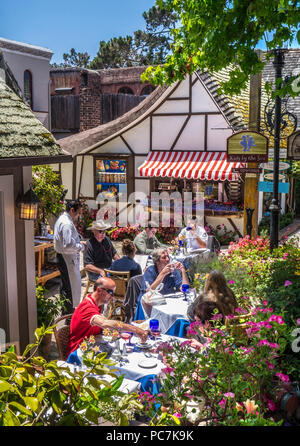 Carmelo DAL MARE IL RISTORANTE ALFRESCO PortaBella esterni terrazza soleggiata floreale tavoli da pranzo i visitatori nel Carmelo dal mare California USA Foto Stock