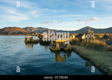 Totora reed barche dal reed isola: "Tata Inti Santiago'- ci sono circa 63 isole artificiali galleggiante sul lago Titicaca. Las islas Flotantes, Perù Foto Stock