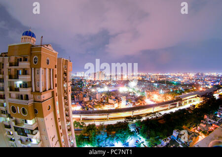 Notte cityscape di noida con grattacielo, monsone di nuvole e moo Foto Stock