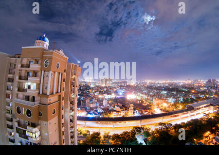 Notte cityscape di noida con grattacielo, monsone di nuvole e moo Foto Stock