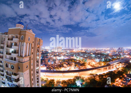 Notte cityscape di noida con grattacielo, monsone di nuvole e moo Foto Stock