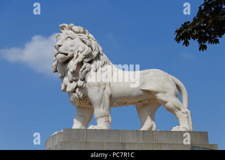 Il South Bank è un leone Coade scultura di pietra di un maschio di leone in ghisa 1837 South Bank di Londra Foto Stock